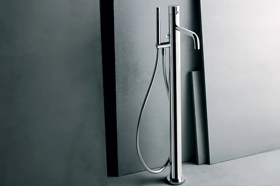 freestanding bath mixer with handshower in steel